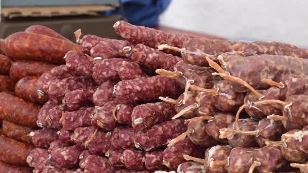 Pepperoni Kiełbaski Straganie Sprzedającym Kiełbaski Mięsne — Wideo stockowe