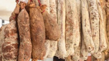 İspanyol sosisleri açık hava tezgahında asılı.