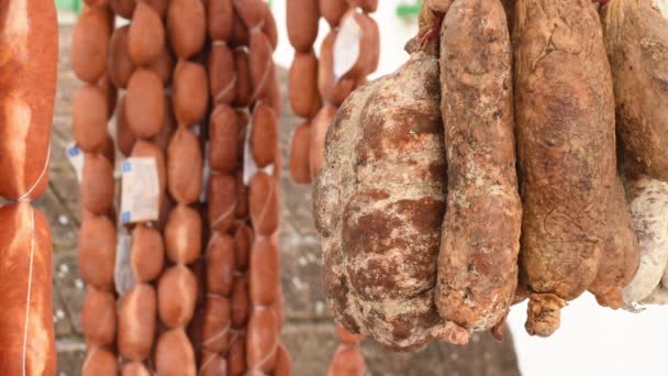 Salsichas Cozinha Espanhola Penduradas Uma Barraca Livre — Vídeo de Stock