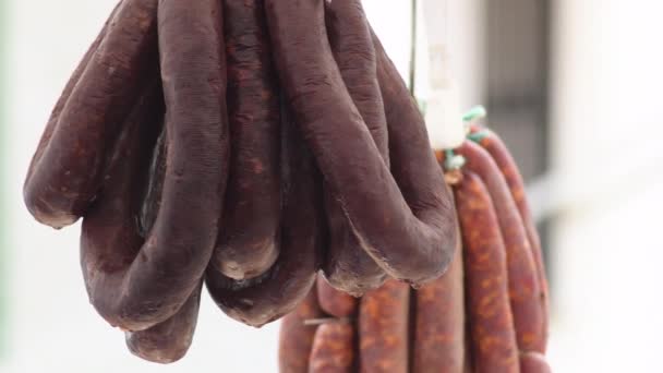 Spaanse Bloedworst Hangend Een Kraam Met Vleesworst — Stockvideo