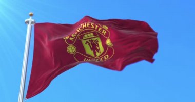 İngiltere 'de Manchester United Futbol Kulübü bayrağı sallanıyor, dönüyor