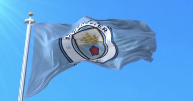 İngiltere 'deki Manchester City Futbol Kulübü bayrağı sallanıyor, dönüyor