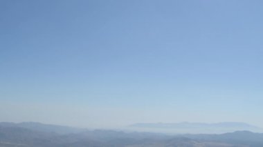 Dağlar ve mavi gökyüzü güneşli bir gün