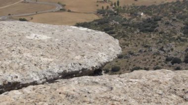 Kayadaki tarih öncesi fosil ammonit güneşli bir gün, Torcal de Antequera, İspanya