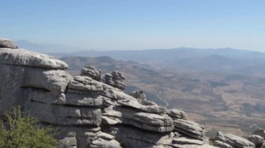 Antequera, İspanya 'daki Torcal' dan dağların ve tarlanın panoramik görüntüsü
