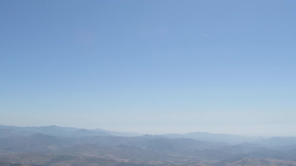 Berge Hintergrund Und Blauer Himmel Ein Sonniger Tag — Stockvideo