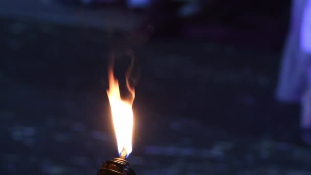 Огонь Пылающий Факеле Дорожке Женскими Ногами Заднем Плане — стоковое видео