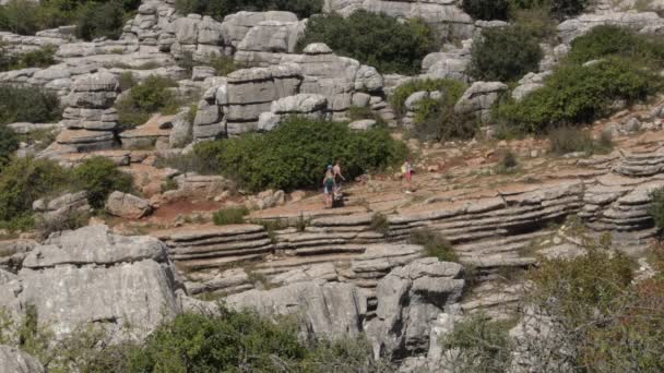 Antequera的Torcal自然保护区用岩溶石登山的徒步旅行者 — 图库视频影像