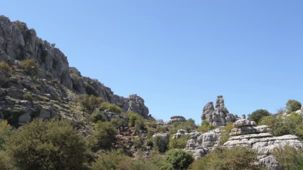 Wandelaars Wandelen Tussen Karstrotsen Het Natuurreservaat Torcal Antequera — Stockvideo