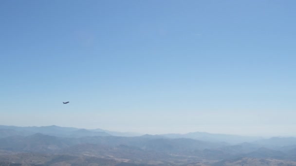 Flugzeug Startet Mit Einer Landschaft Aus Bergen Und Blauem Himmel — Stockvideo