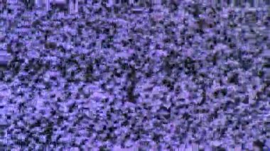 Eski bir analog televizyonda kötü televizyon sesi titreşiyor