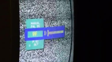 Eski bir analog televizyonu vlf ve vhf bandında ayarlıyorum.
