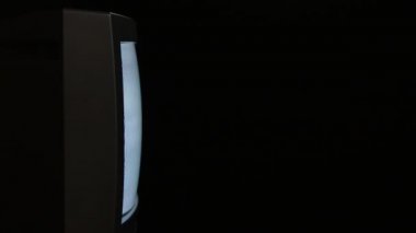 Kötü sesi ve titreşimi olan eski bir analog televizyonun ekranı