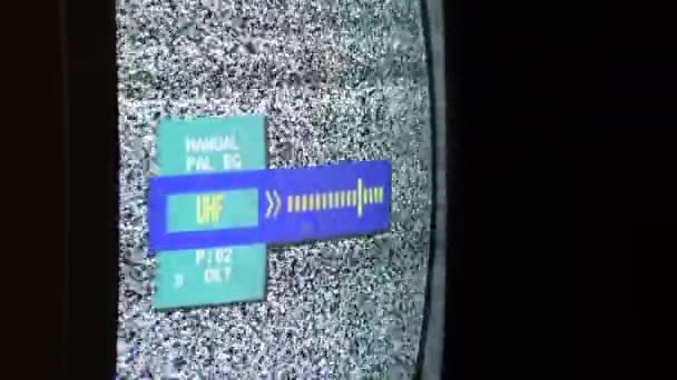 用屏幕上的噪音 用Uh F波段调谐一台老式模拟电视 — 图库视频影像