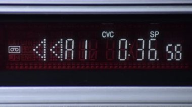 Saniyeleri ve zamanı sayan bir video ekranında geri sar