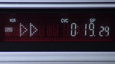 Saniyeleri ve zamanı sayan bir video ekranında ileri sar