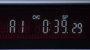 Oynatma sembolü olan bir videonun ekranında sayacın başlatılması