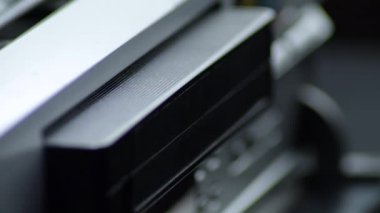 Bir vhs video içine bir video kaset ekleniyor
