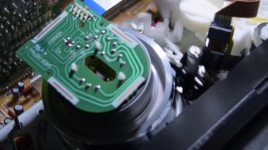 Video sarmal başlık bir video kasedi yerleştirilirken çalışıyor