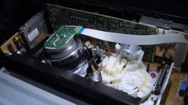 Video sarmal baş vhs mekanizması bir video kaset yerleştirilirken çalışıyor