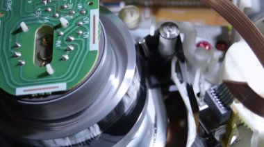 Video sarmal kafa mekanizmasını durduruyor ve bir video kaset fırlatıyor.