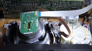 Video sarmal kafa mekanizması durdu ve bir video kaset fırlattı.