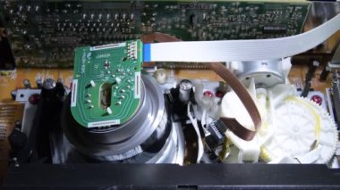 Vhs video mekanizması sarmal kafa sallıyor ve bir video kasedi okuyor