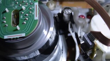 Vhs video sarmal kafa bir video kasedi okuyarak döner