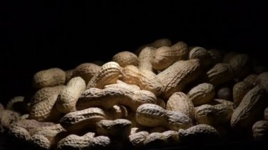 Fıstık dağı. Siyah arka planda dönen yiyecek.