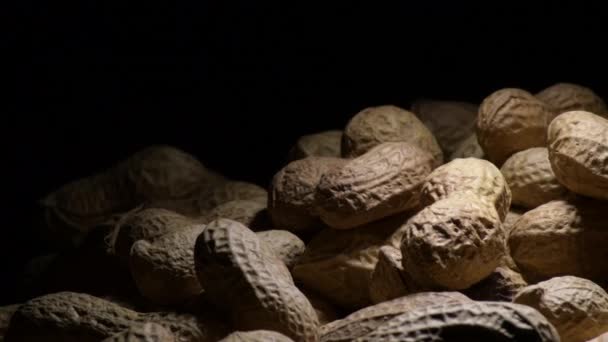 Cacahuetes Una Montaña Legumbre Girando Con Fondo Negro — Vídeos de Stock