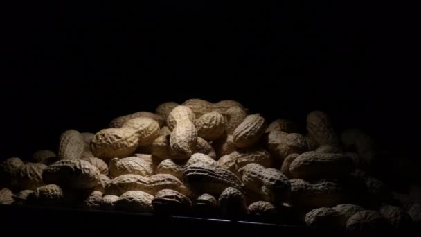 Гора Арахиса Пища Бобовых Перемещение Черном Фоне — стоковое видео