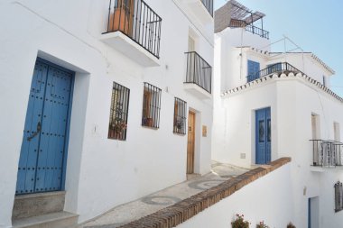 Frigiliana köyündeki tipik beyaz cadde güneşli bir gün, İspanya