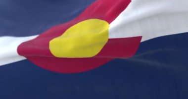 Colorado eyaletinin bayrağı Birleşik Devletler 'in rüzgârına karşı dalgalanıyor.