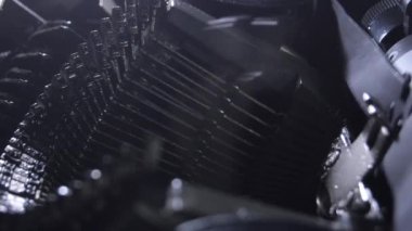 Eski bir elle yazılan qwerty daktilosunun basım tuşları