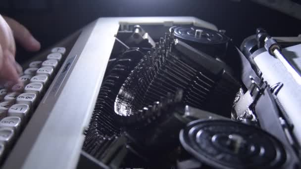 Écrire avec une vieille machine à écrire qwerty