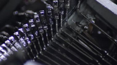 Eski bir qwerty daktilosunun basım tuşları