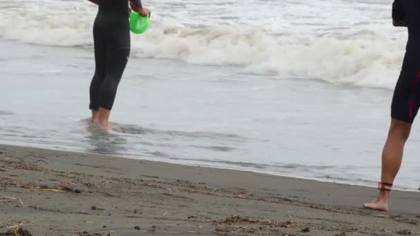 Triatlonista Plaży Przed Rozpoczęciem Triatlonu — Wideo stockowe