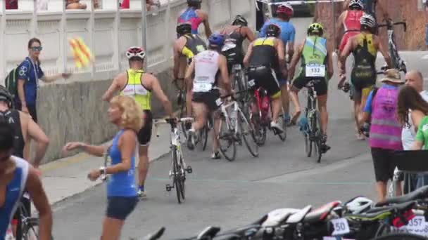 Bisikletli Triatletler Geçiş Evresinde — Stok video