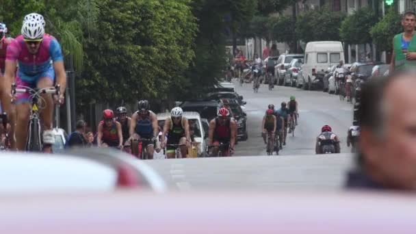 Bisikletçiler Triatlonda Bir Şehir Deneyinde Bisiklet Sürüyorlar — Stok video