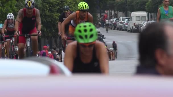 Велосипедисти Міському Суді Тріатлоні — стокове відео