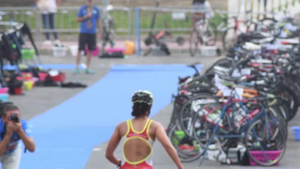 Triatlon Şampiyonasında Bisikletli Triatletler Geçiş Evresinde — Stok video