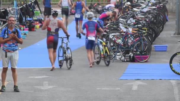 Triathletes Transition Phase Triathlon — Stock Video