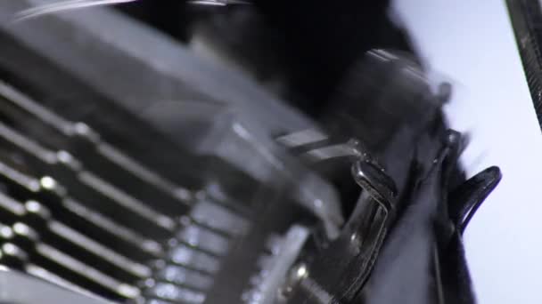 Typesleutels Van Een Oude Qwerty Manuele Typemachine Die Een Brief — Stockvideo