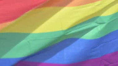 Gerçek gökkuşağı bayrağı, LGBT gurur bayrağı ya da gay gurur bayrağı dalgalanması
