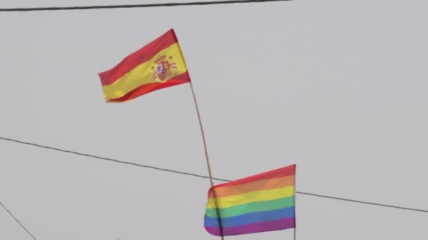 Lgbt Flagga Och Spanien Flagga Viftande — Stockvideo