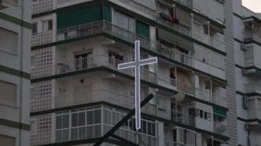 Alacakaranlıkta bina arasında aydınlatma