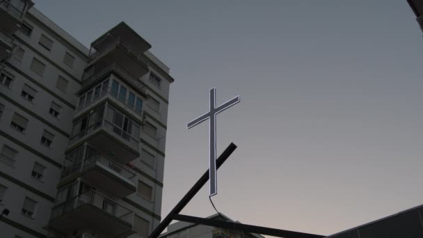 Erleuchtetes Kreuz Der Abenddämmerung — Stockvideo