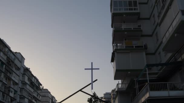 Cruz Iluminada Una Iglesia Urbana Entre Edificio Atardecer — Vídeo de stock