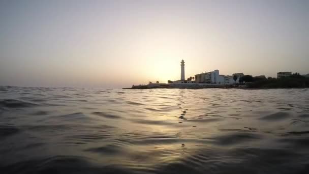 Fyrtorn Från Havet Vid Solnedgången — Stockvideo