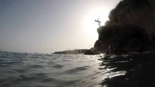 Niño Saltando Una Roca Playa Atardecer — Vídeos de Stock